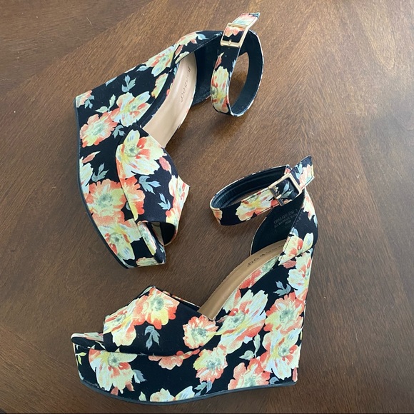 Bamboo Open Toe Floral Platform Wedge Sandals - Picture 3 of 7